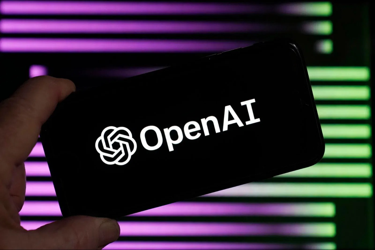 El logotipo de OpenAI, el creador de ChatGPT, aparece en un teléfono móvil